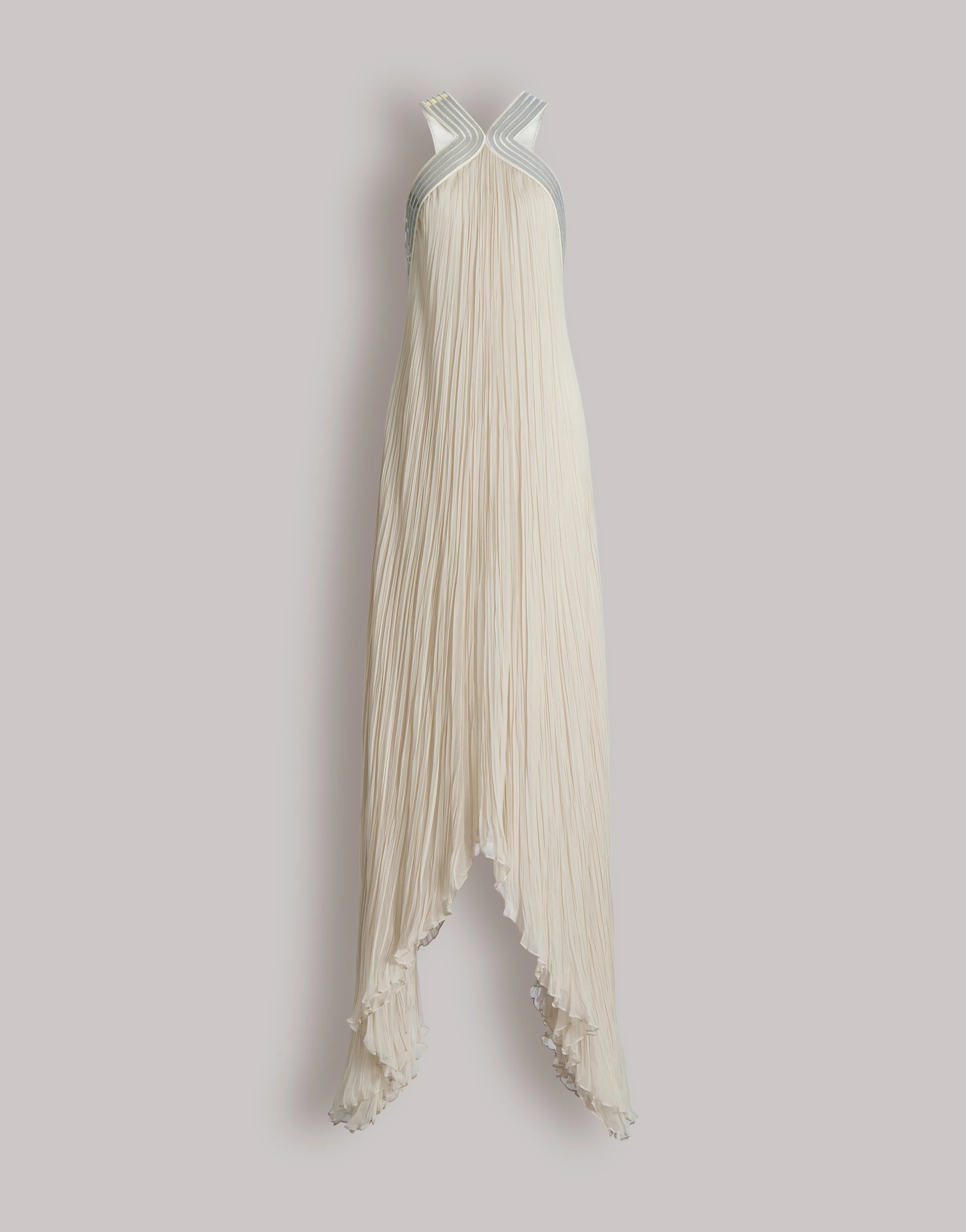 Abito lungo in chiffon plissé con ricami metallici